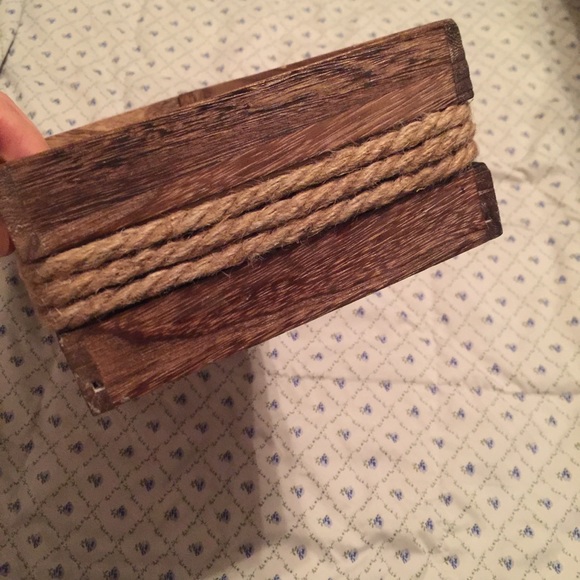 Distressed wooden basket with rope detail - Picture 3 of 3